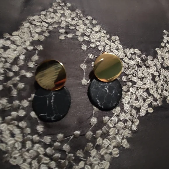 Gold and marble statement earrings - Picture 4 of 4